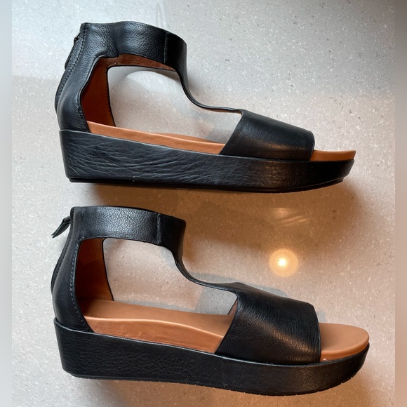 Gentle Souls Jefferson T-Strap Sandals - Picture 7 of 9